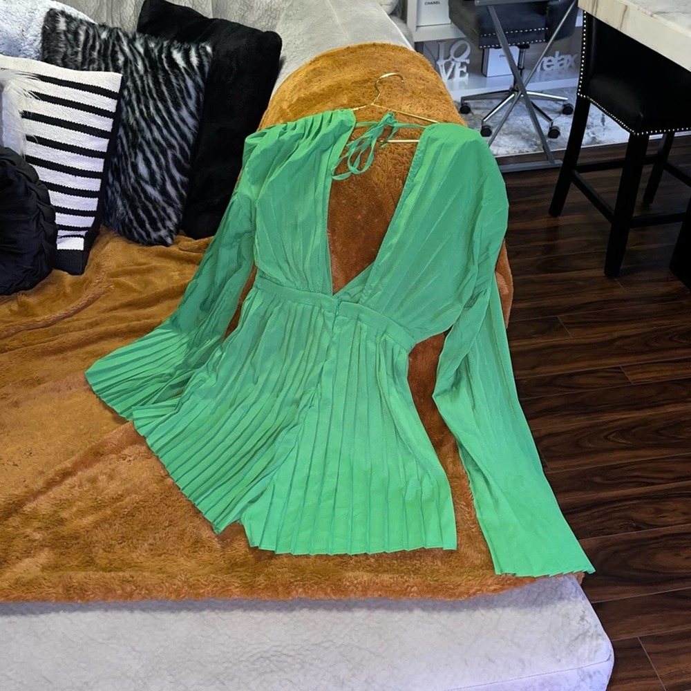 PrettyLittleThing Green Plunge Pleated Romper - Picture 9 of 13